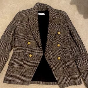 With this luxury blazer that’s has a black/white print.Has gold buttons.